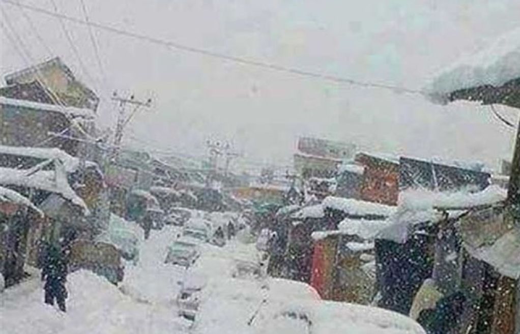 گلگت بلتستان میں شدید برفباری کے باعث شہری گھروں میں محصور