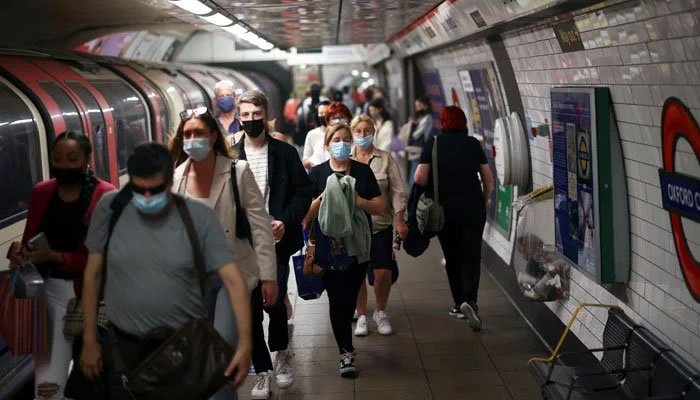 برطانیہ میں کورونا کیسز میں مسلسل اضافہ، مزید پابندیاں لگنے کا خدشہ