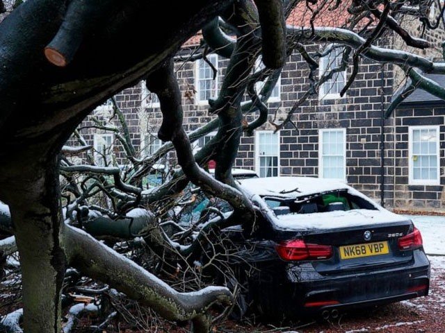 برطانیہ میں طوفان، 30000 گھر 5 روز سے بجلی سے محروم