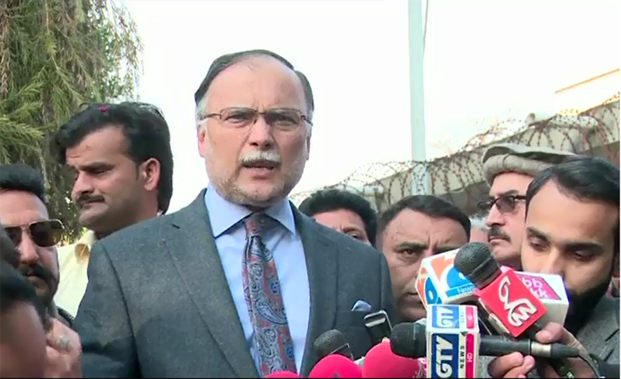 فنڈنگ کیس نے عمران خان کے چہرے پر سجا ایمانداری کا میک اپ دھو دیا: احسن اقبال