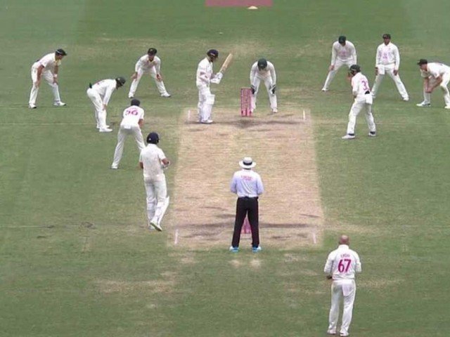 ایشز: مسلسل شکستوں کے بعد انگلینڈ چوتھا ٹیسٹ ڈرا کرنے میں کامیاب