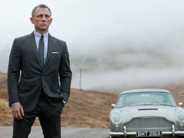 برطانوی ملکہ نے قومی روایت توڑ کر ’جیمز بانڈ‘ کو ایوارڈ سے نواز دیا