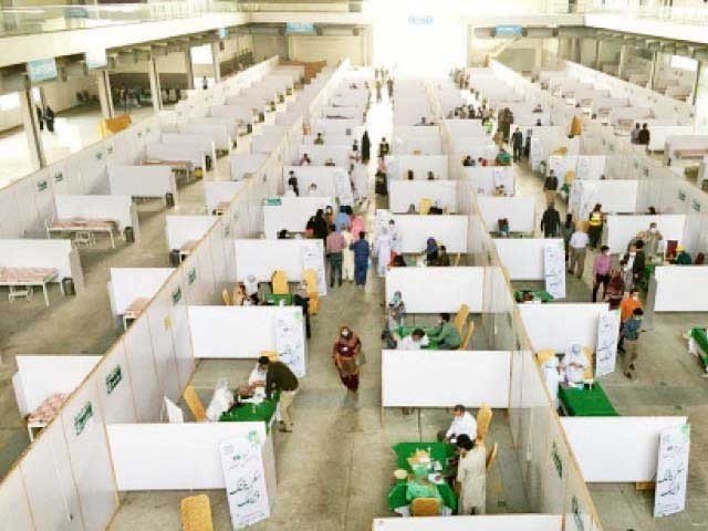 کراچی؛ ایکسپو سینٹر میں ویکسی نیشن عملے کے احتجاج سے شہری پریشان