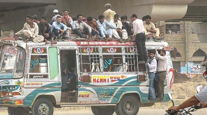 کراچی میں کورونا کے وار جاری، پبلک ٹرانسپورٹ میں ایس اوپیز کی سرعام خلاف ورزی