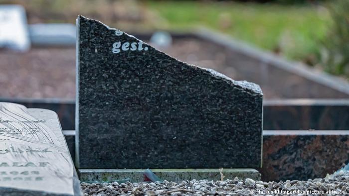 جرمن علاقے زاؤرلینڈ میں مسلمانوں کی درجنوں قبروں کی بے حرمتی