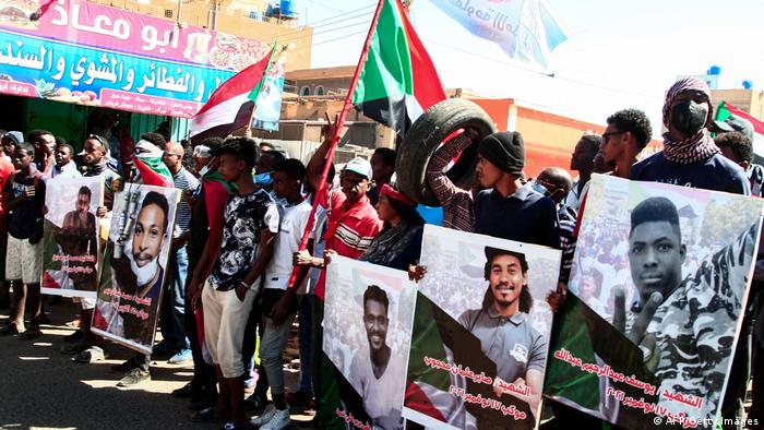 سوڈانی فوج کا جمہوریت پسند مظاہرین کے خلاف آنسو گیس کا استعمال