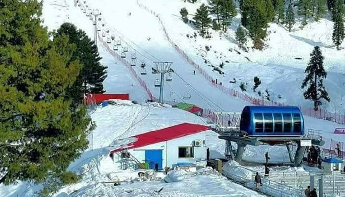 سوات، ایبٹ آباد، چترال اور مری میں شدید برفباری، کئی مقامات پر راستے بند