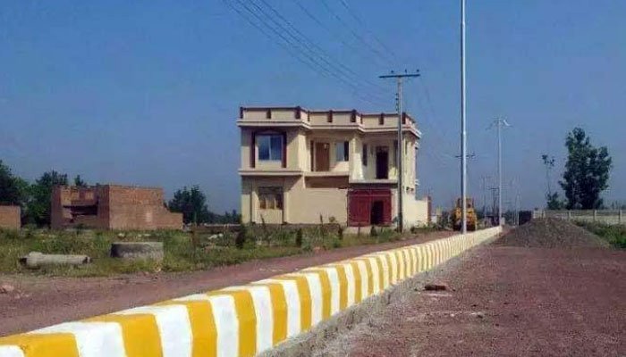 طارق روڈ پر پارک کی زمین پر قائم 10 دکانیں مسمار