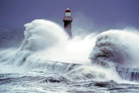 برطانیہ کے مختلف علاقوں میں طوفان ‘ملک’ کی تباہ کاریاں، ہزاروں گھر بجلی سے محروم