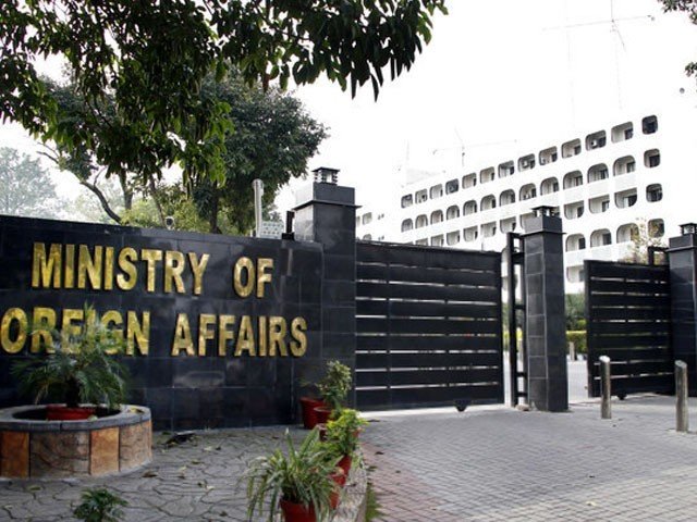 پاکستان نے بھارت سے میزائل گرنے کے معاملے پر سوالات کے جوابات مانگ لیے